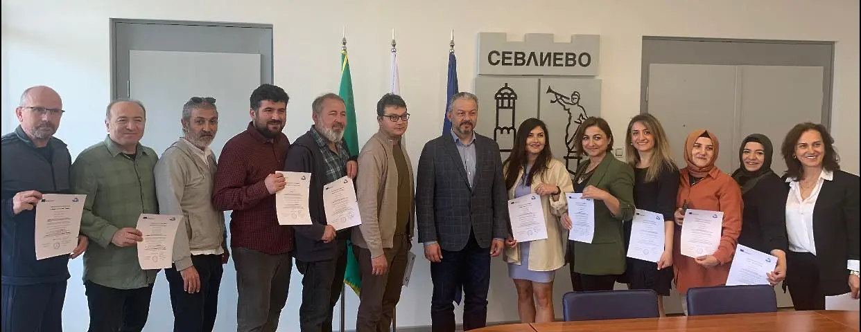 Кметът на Севлиево д-р Иван Иванов връчи сертификати на педагози от чужбина, които успешно завършиха обучение по програма 