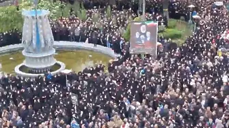 Хиляди хора на погребалната процесия на президента на Иран