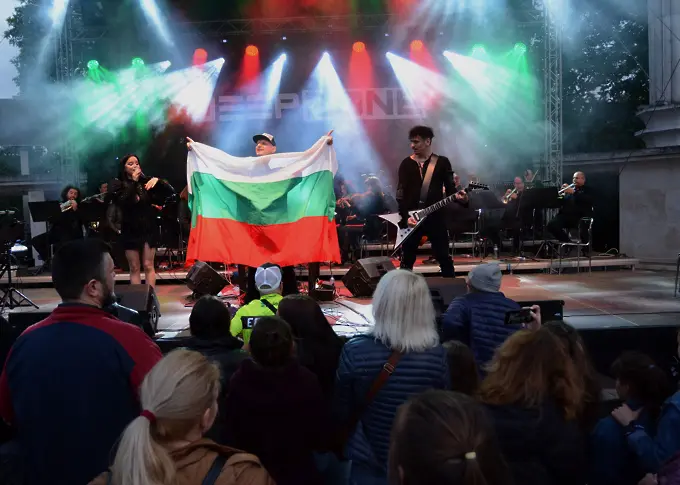 Варна откри сезона с голям концерт на входа на Морската градина (СНИМКИ)
