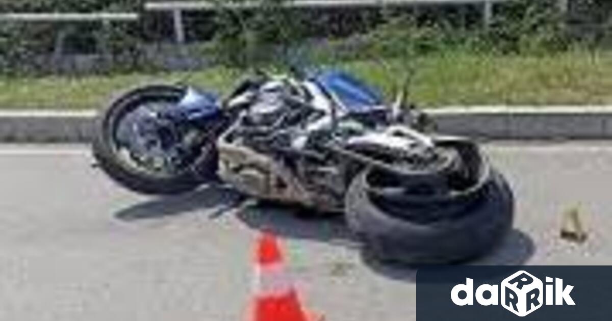 Мотоциклетист се блъсна в автомобил и загина на място, съобщиха