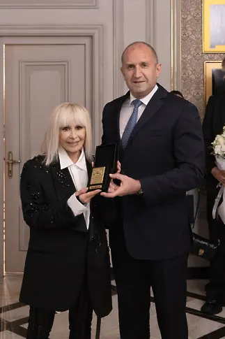 Президентът удостои с Почетен знак Лили Иванова