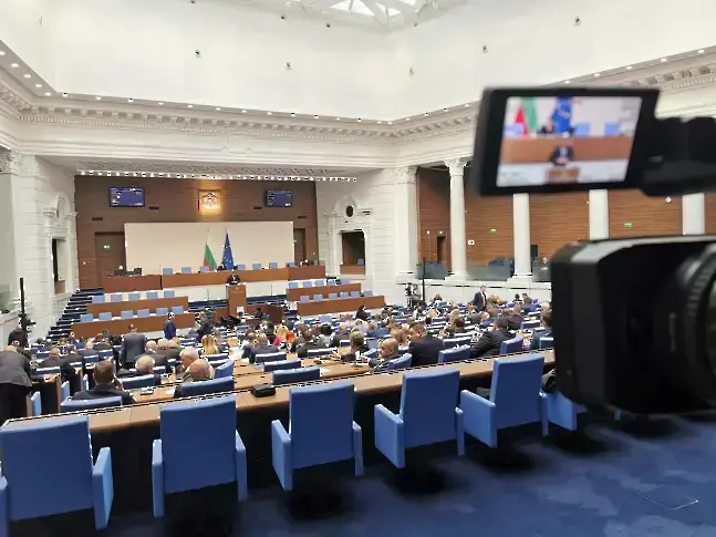 Депутатите се събират извънредно в парламента по време на кампанията