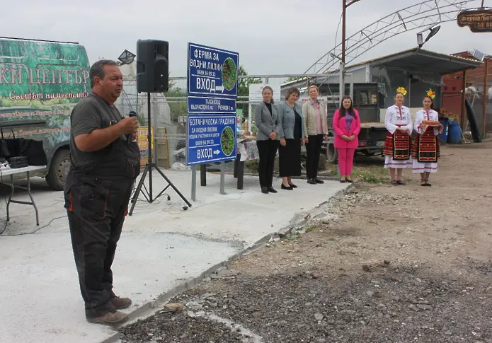 Творци рисуват водни лилии в първия по рода си художествен пленер 