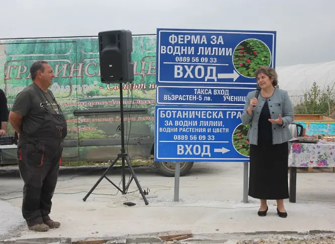 Творци рисуват водни лилии в първия по рода си художествен пленер 