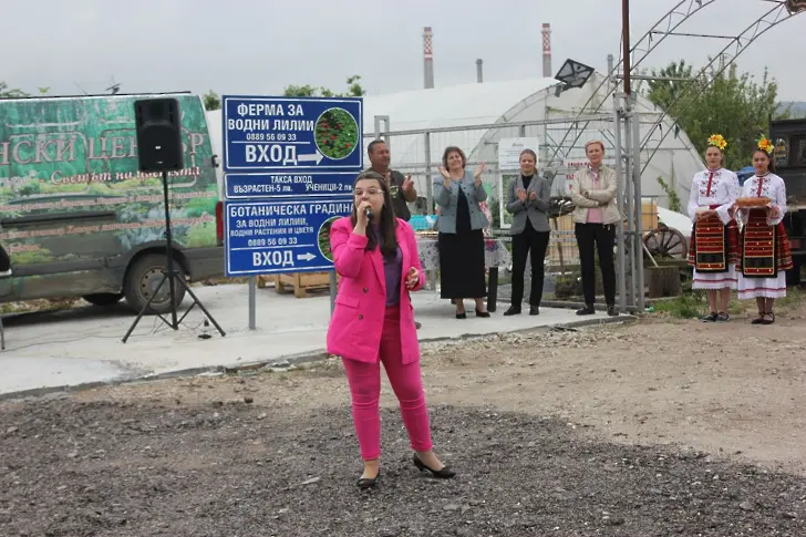 Творци рисуват водни лилии в първия по рода си художествен пленер 