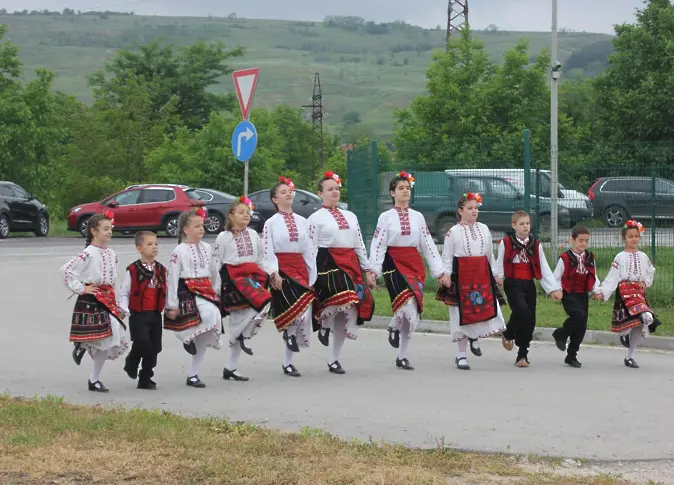 Творци рисуват водни лилии в първия по рода си художествен пленер 