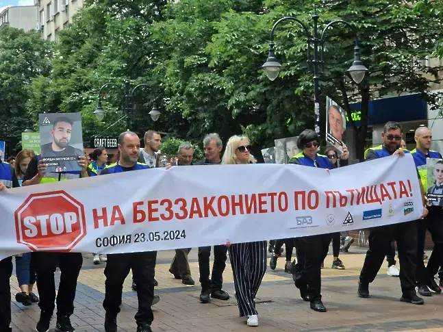 Родители на деца, загинали на пътя, и таксиметрови шофьори протестираха в София