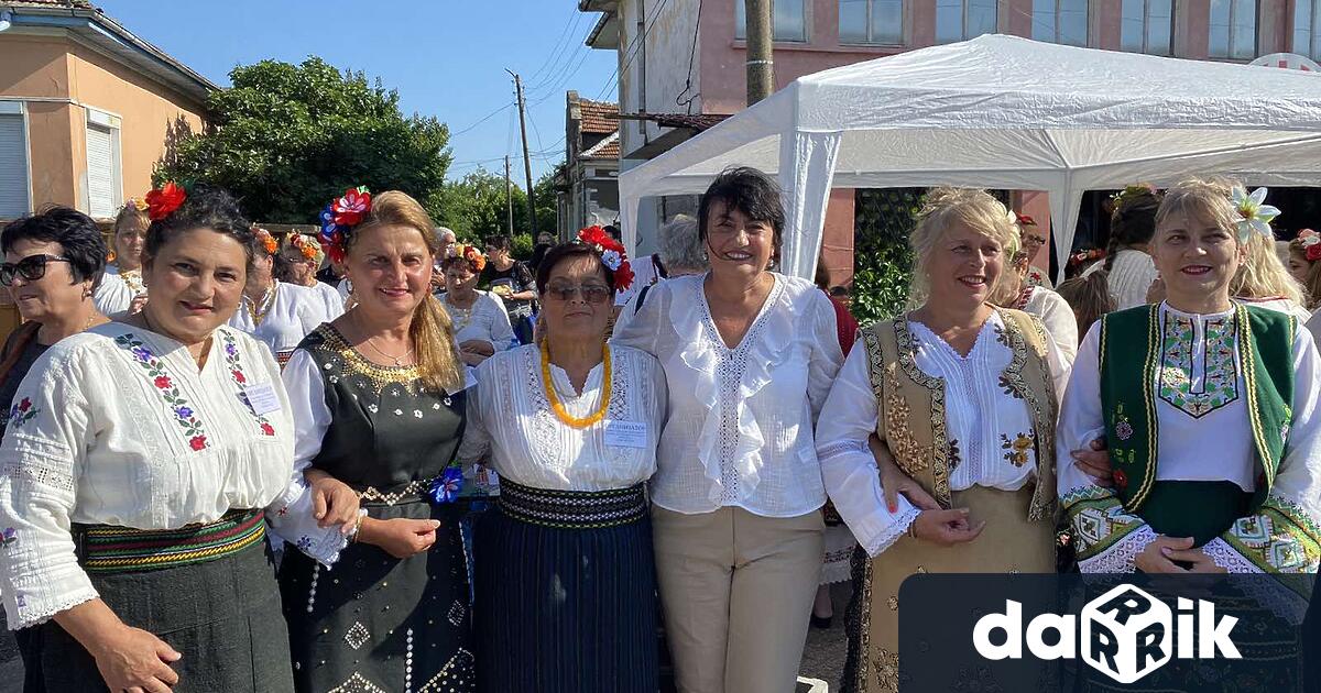 Заместник-кметът Борислава Борисова откри традиционния фестивал От раклата на баба“.За