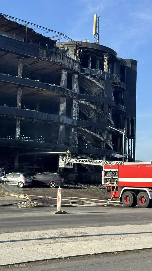 Хипермаркет „Аветисян“ напълно унищожен след пожара