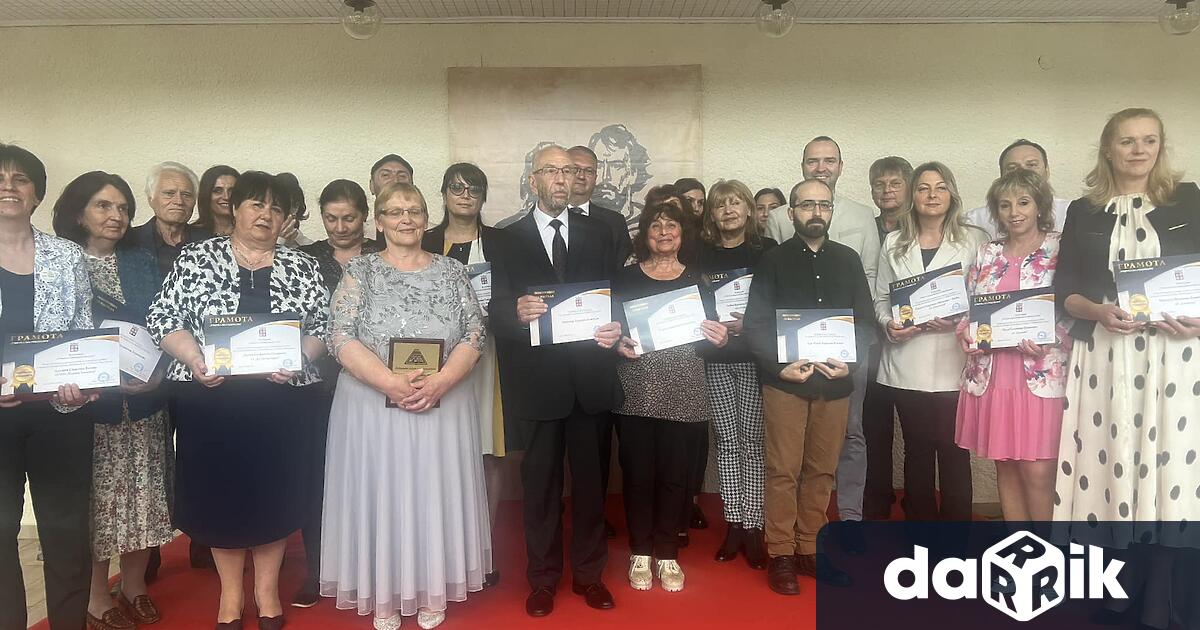 На официална церемония кметът инж Атанасов връчи награди за признателност
