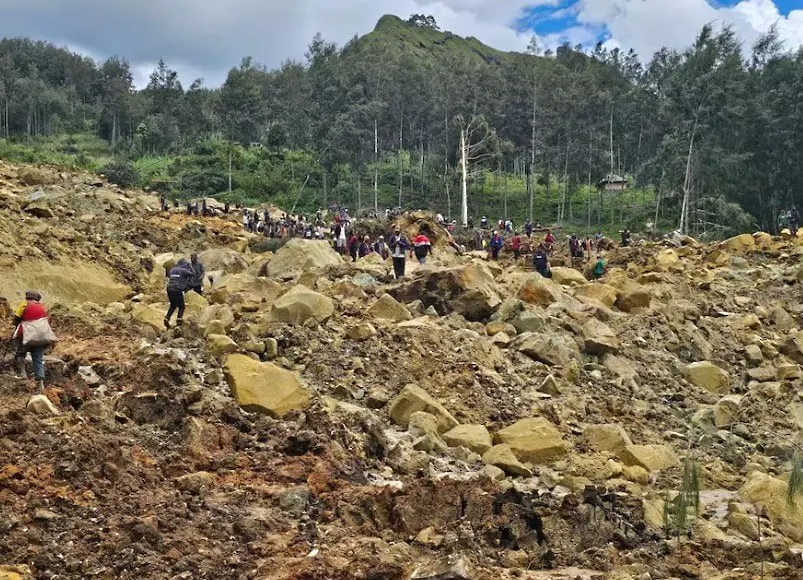 Погребани в свлачище: ООН се опасява, че над 600 души са загубили живота си при бедствието в Нова Гвинея