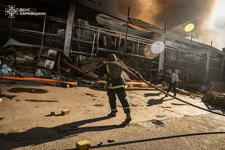 Расте броят на загиналите при руската атака срещу хипермаркет в Харков (обновена)