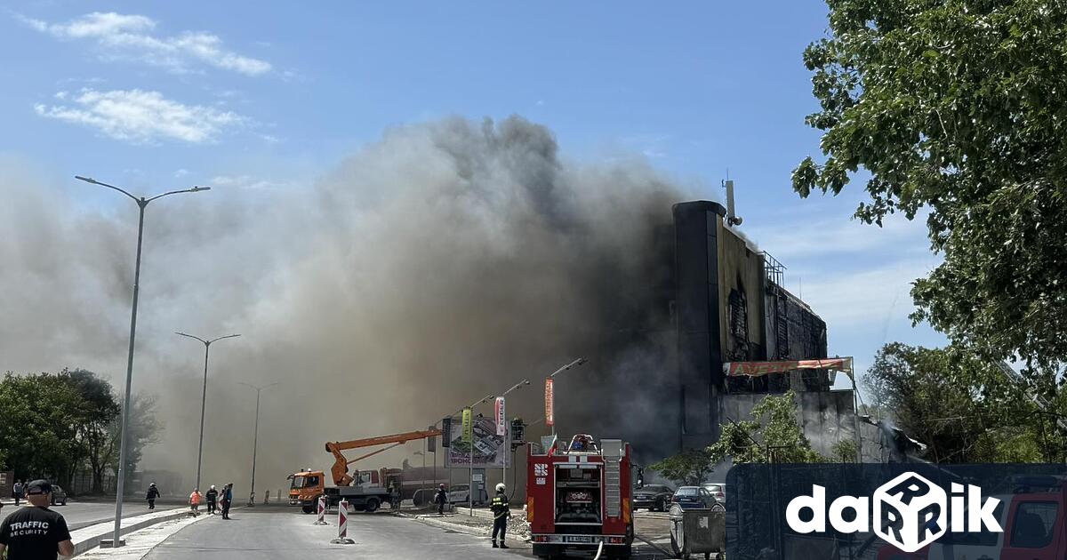 Пожар гори в строителен хипермаркет на крайезерния път във Варна