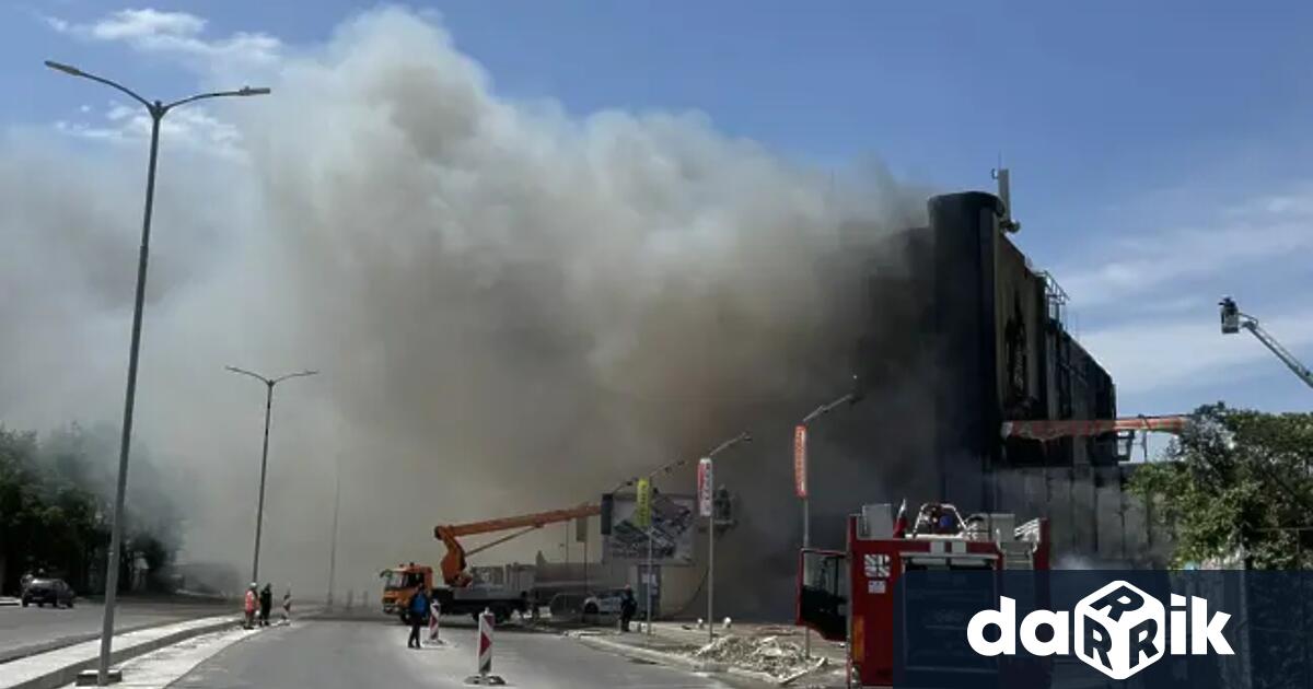 Хипермаркет Аветисян“ е напълно унищожен след пожара, който се разрази