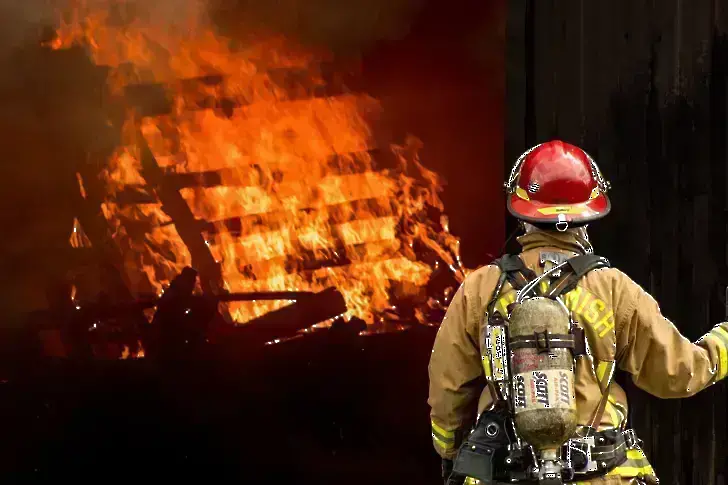 Пожар във Варна: Огънят е обхванал хале на магазин