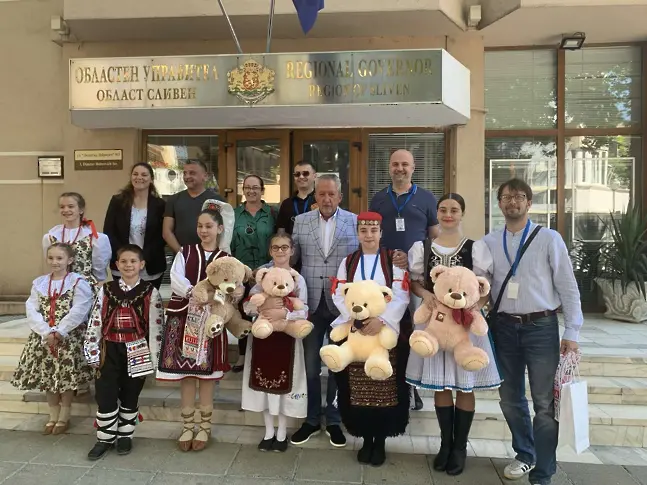 Децата от фестивала „Приятелство без граници“ гостуваха в Областна администрация Сливен