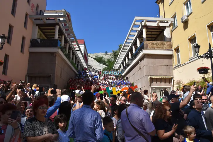 С многохилядно шествие Пловдив отбеляза 24-ти май (снимки)