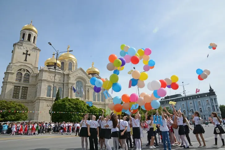 С многохилядно шествие Варна отбеляза 24 май (СНИМКИ)