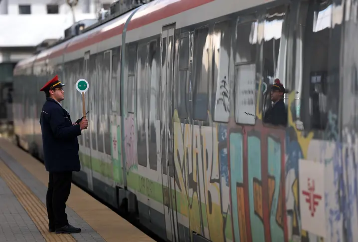 Отменени и закъснели влакове в София, заради проблем със софтуера на Централна гара