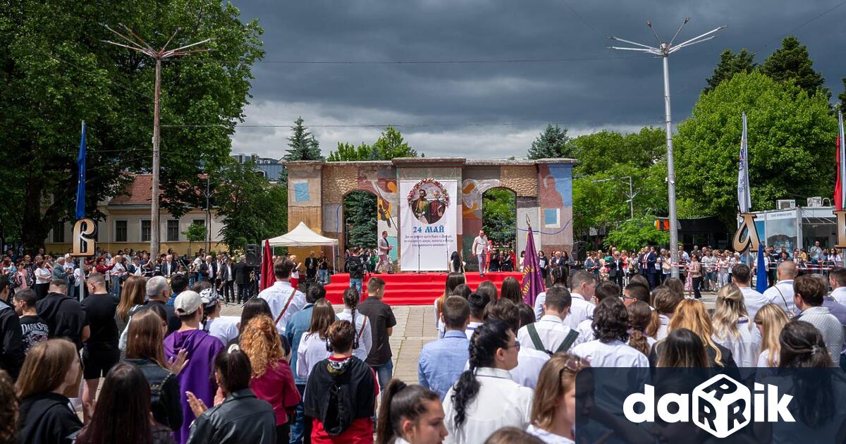 С тържествено шествие на площад Велбъжд Кюстендил празнува 24 май Деца