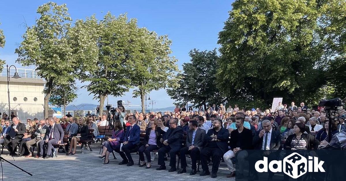 Стотици се събраха на открита сцена Охлюва“ в Морската градина