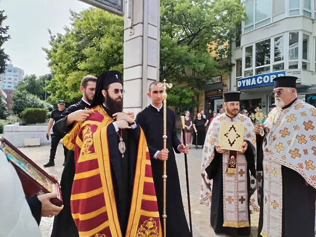 Митрополит Арсений в Бургас:  Ако е имало време за разхвърляне на камъни, то изтече