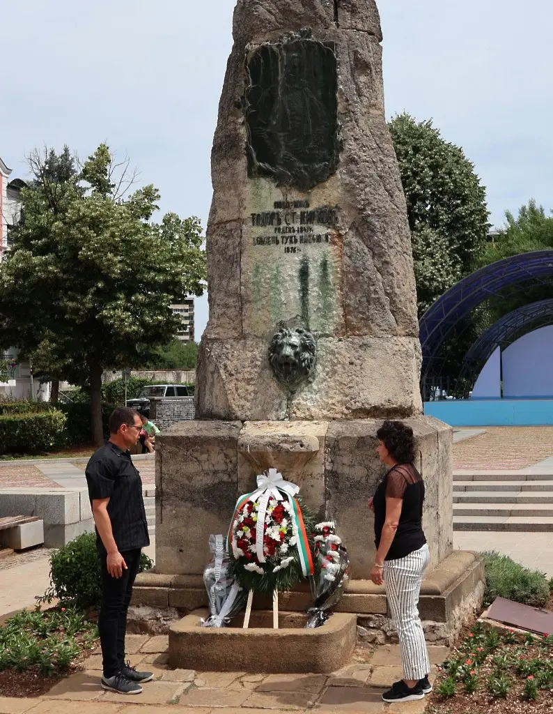 В Деня на Ботев в Ловеч почетоха паметта на загиналите за свободата и независимостта на България