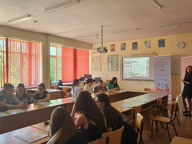 Ученици от ДФСГ „Интелект“ участваха в обучение на тема "Европейски ценности - избори, институции и възможности" 