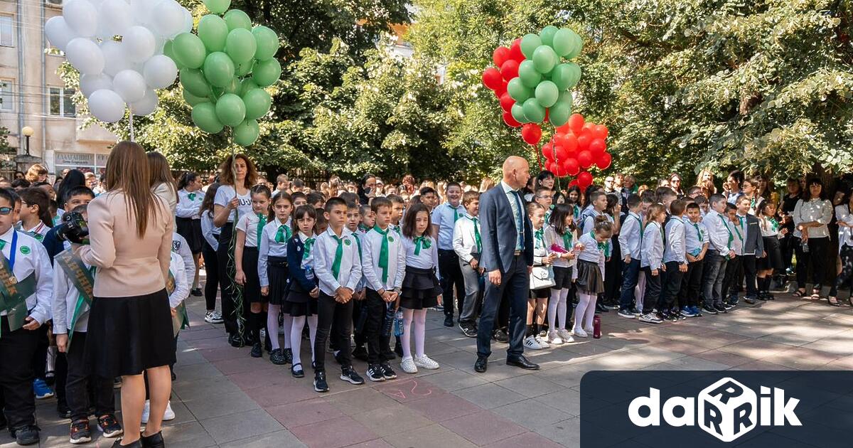 На тържествена церемония Средно училище Христо Ботев отбеляза патронния си