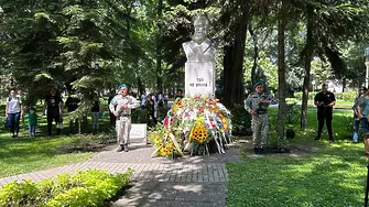 Пловдивчани положиха венци и цветя пред паметника на Христо Ботев в знак на почит към героичното му дело