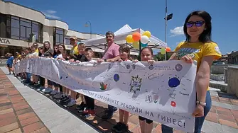 10 метра с послания за мир изписаха децата в Севлиево на 1 юни