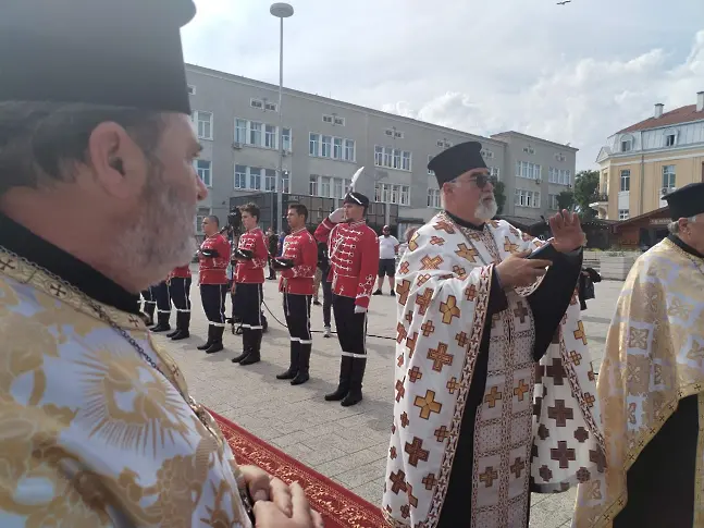 Митрополит Арсений в Бургас:  Ако е имало време за разхвърляне на камъни, то изтече