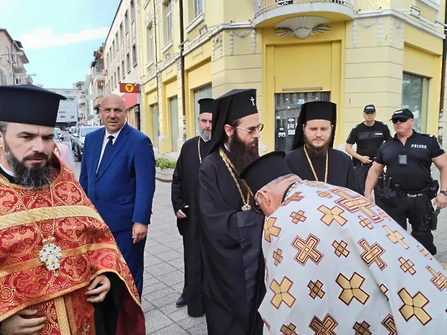 Митрополит Арсений в Бургас:  Ако е имало време за разхвърляне на камъни, то изтече