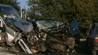 Една жертва взе челен сблъсък между лек и товарен автомобил на пътя Плевен - Ловеч