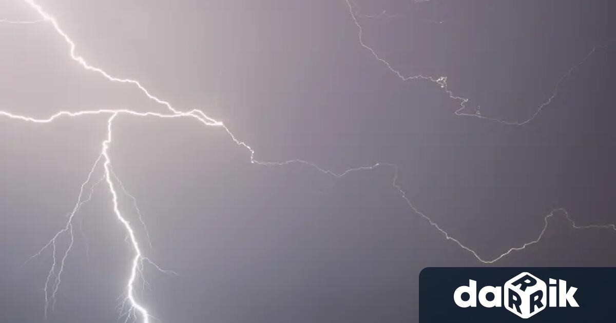 След разразилата се снощи гръмотевична буря към полунощ мълния с