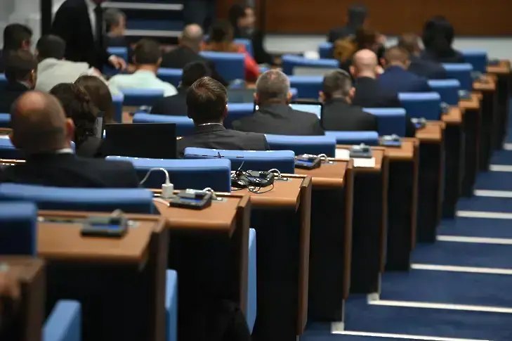 Парламентът не събра кворум два пъти: Извънредното заседание на депутатите се провали (Обзор)