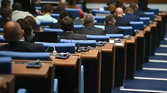Парламентът не събра кворум два пъти: Извънредното заседание на депутатите се провали (Обзор)