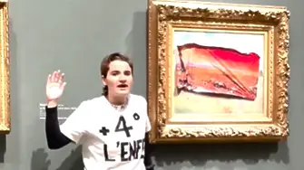 Екоактивист залепи кървавочервен плакат върху картина на Моне (видео)