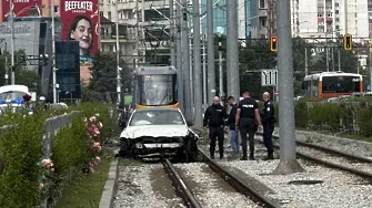 Кола катастрофира и спря движението на трамваите на бул. „България“