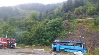 Кола катастрофира и спря движението на трамваите на бул. „България“