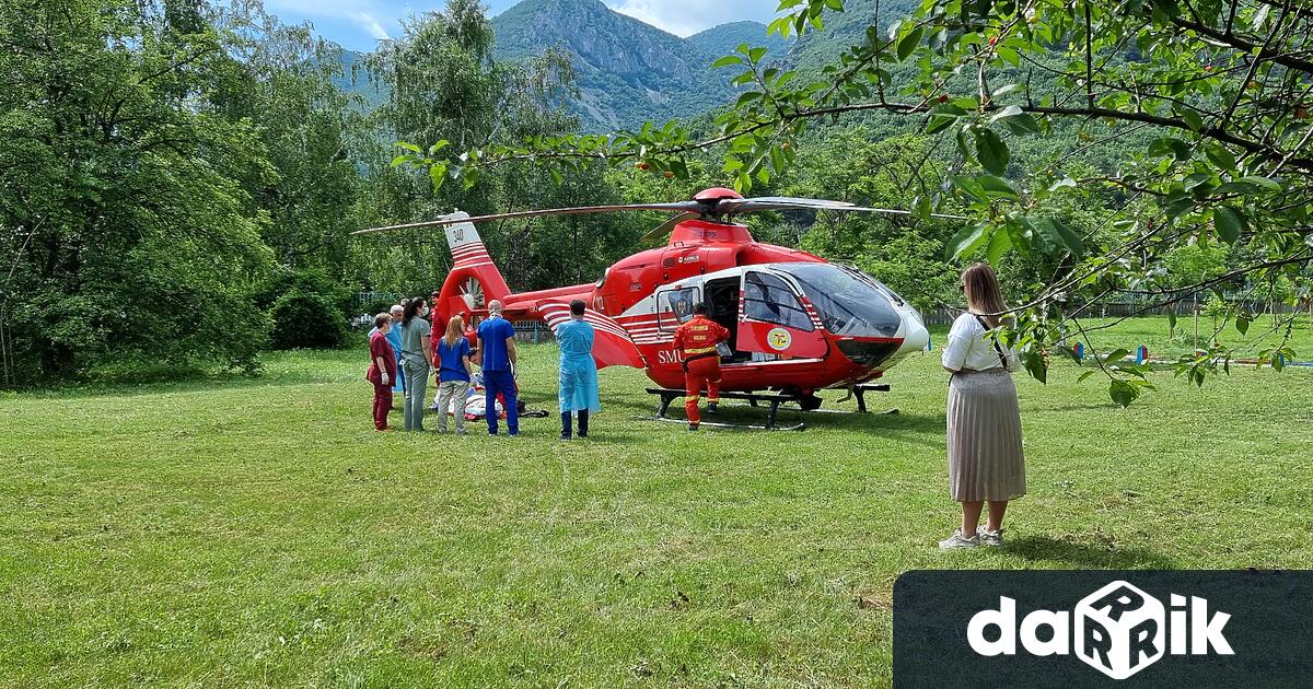 Семейсттво румънски граждани бе превозено с хеликоптер от Врачанската болница