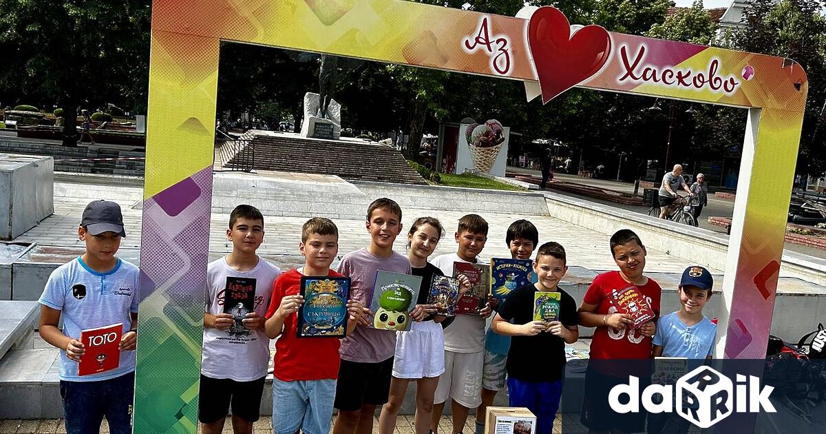Благотворителен базар със свои прочетени детски книжки започнаха днес съученици