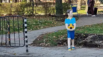 Младеж счупи кукла "Пресичай безопасно с Боби и Кели" пред Спортното училище в Сливен 