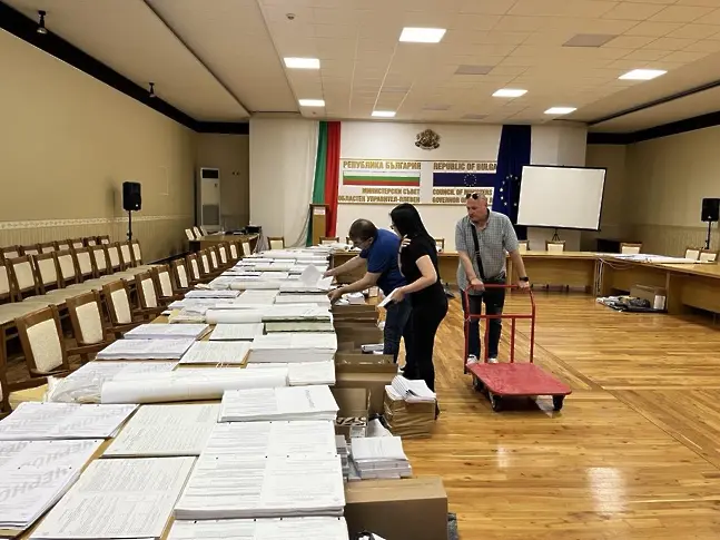 Раздадоха изборните книжа и материали на общините в област Плевен 