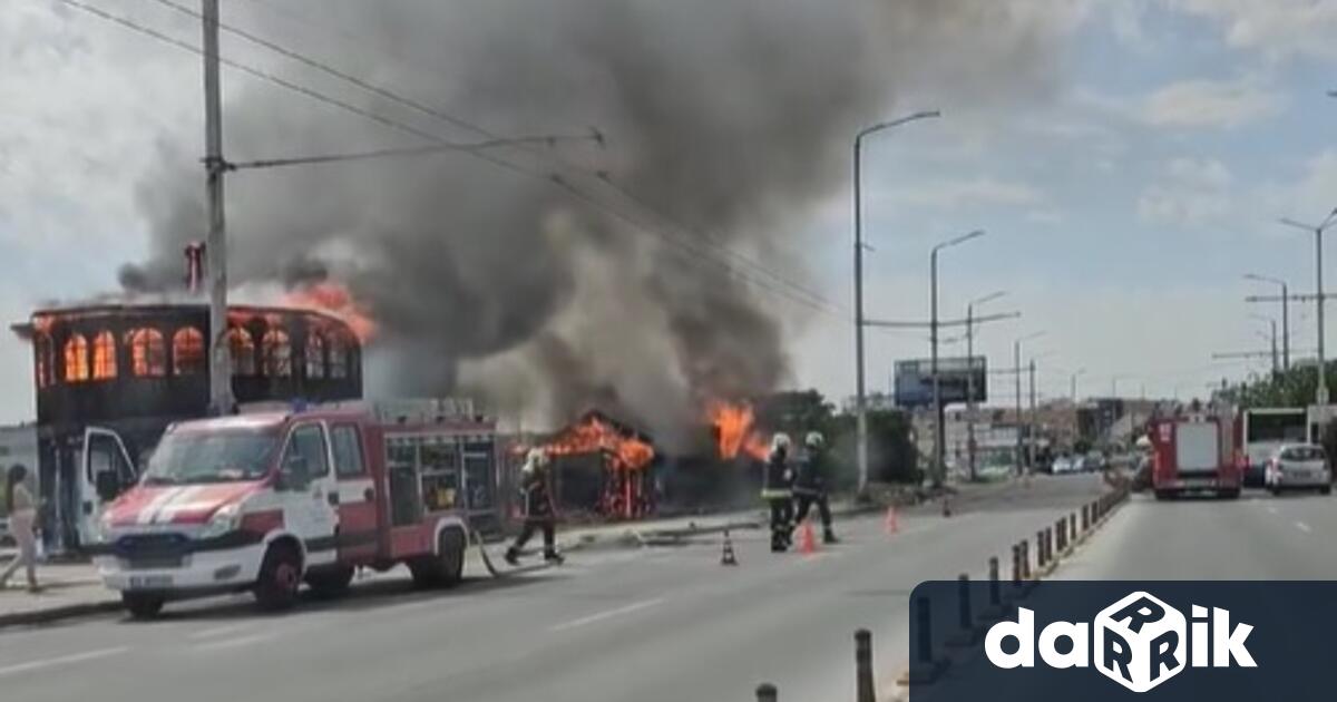 Пожар гори в района на бившата циркова площадка във Варна