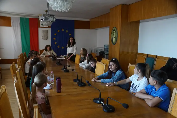 Община Левски награди победителите от общинския етап на конкурса „С очите си видях бедата” 