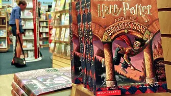 Осъдиха британец, заплашил да убие с “голям чук” автора на “Хари Потър” Дж. К. Роулинг 