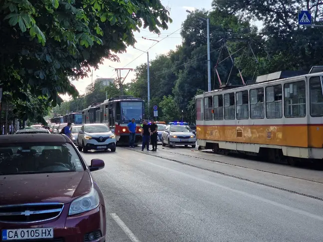 Трамвай блъсна възрастен мъж на бул. „Янко Сакъзов"