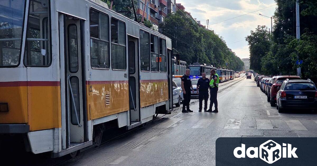 Трамвай блъсна възрастен мъж на бул Янко Сакъзов Човекът е откаран