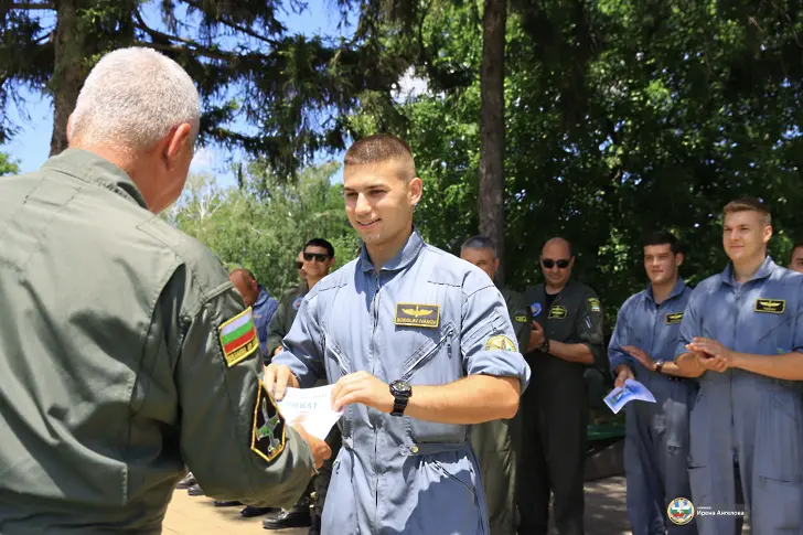 Успешни първи самостоятелни полети на самолет “PILATUS” РС-9М изпълниха курсантите-летци от Випуск 2024 г. 